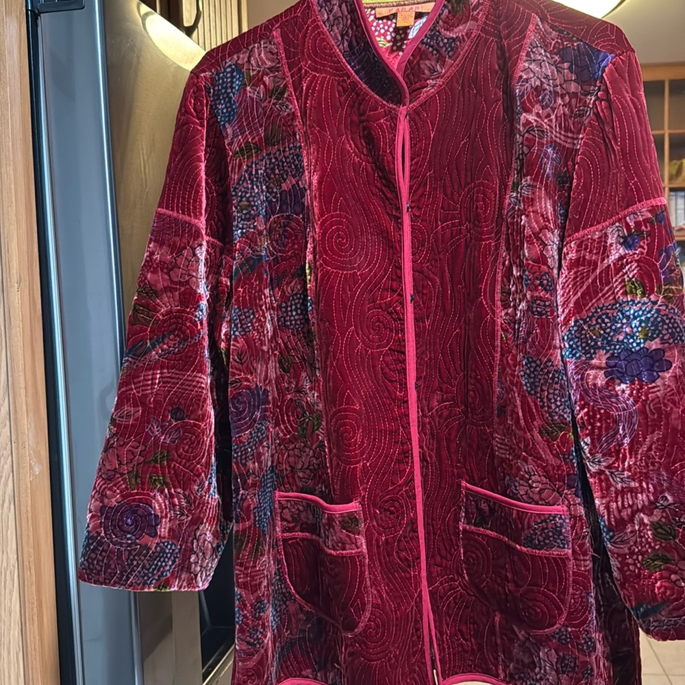 Woman’s HARARI crushed velvet Jacket Size XL
Deep red/crushed velvet. Beautiful